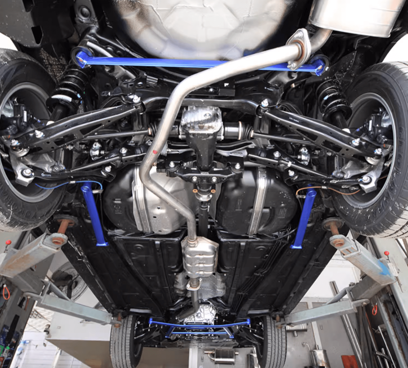 Xevaban.com ở 214 Giải Phóng là đơn vị chuyên cung cấp phụ kiện oto, đồ chơi oto, đồ chơi subaru forester, phụ kiện subaru forester, xevaban, 214 giải phóng, thanh giằng cân bằng forester, thanh cân bằng forester, thanh giằng khoang máy forester.